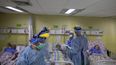 Trabajadores de la salud venezolanos con Médicos Sin Fronteras atienden a pacientes con COVID-19 en el Hospital Pérez de León II, un hospital público en el barrio de Petare en Caracas, Venezuela.
