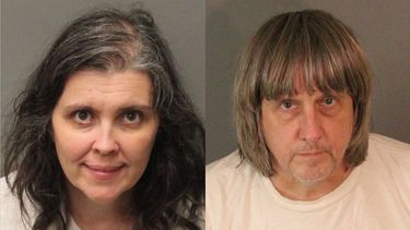 Imágenes cedidas por la oficina del Comisario del Condado Riverside de David Allen Turpin (d) y Louise Anna Turpin (i) luego de su arresto este lunes en Perris, California.&nbsp;