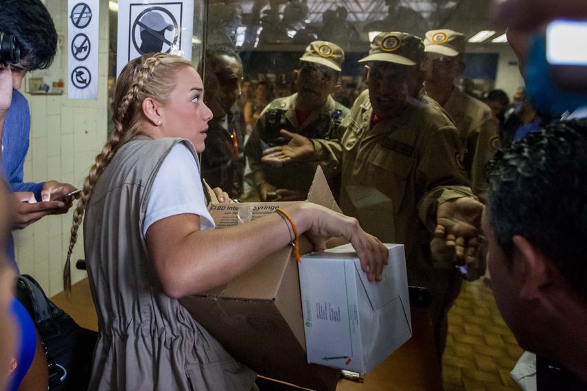 Pese a los obstáculos para entregar los insumos, la esposa de Leopoldo López pudo ingresar al hospital con los medicamentos traídos desde 11 ciudades del mundo
