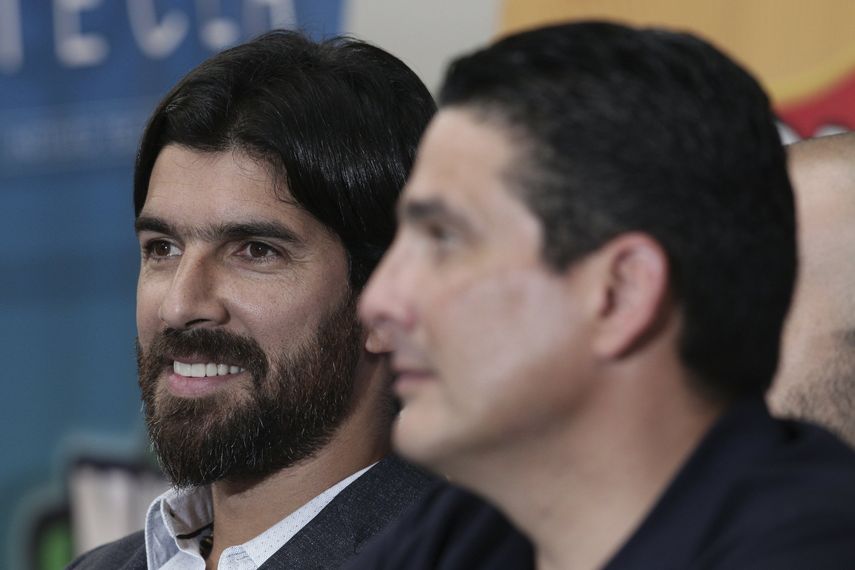 Se retira del fútbol el Loco Abreu (Izq.)