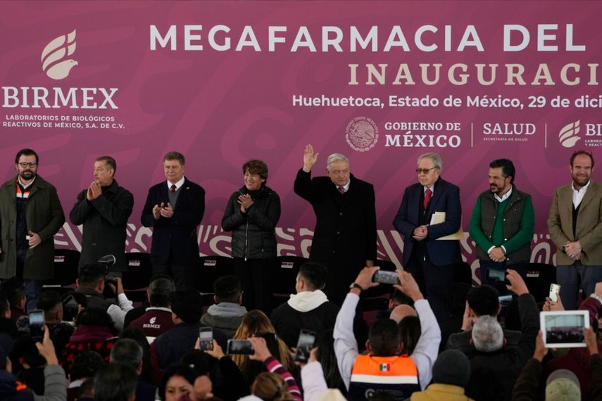 El presidente mexicano Andrés Manuel López Obrador saluda a sus partidarios cuando llega a una ceremonia para inaugurar un almacén de megafarmacia en Huehuetoca, México.