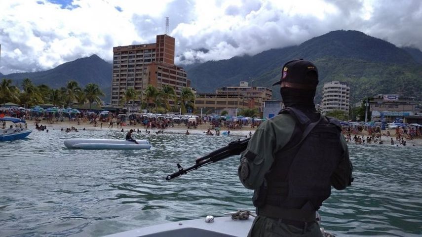 Funcionarios de las Fuerzas Armadas custodian una playa en las costas venezolanas.