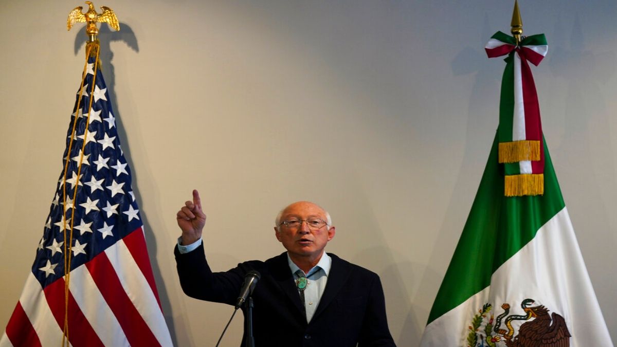 El embajador de Estados Unidos en México, Ken Salazar, habla en una conferencia de prensa en la Ciudad de México. El embajador de Estados Unidos en México, Ken Salazar, habla en una conferencia de prensa en la Ciudad de México.