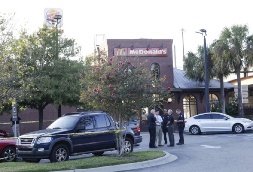 La empleada de McDonalds fue quien entregó a la policía una pistola propiedad de Howell Emanuel Donaldson III, otro trabajador del mismo restaurante.
