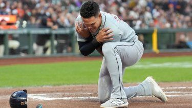 En foto del viernes 9 de agosto del 2024, Gio Urshela de los Tigres de Detroit reacciona tras anotar en la segunda entrada del juego ante los Gigantes de San Francisco.