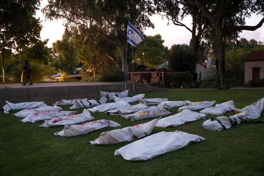 Víctimas cubiertas en una zona fronteriza con la Franja de Gaza, después de una incursión de terroristas de Hamás.