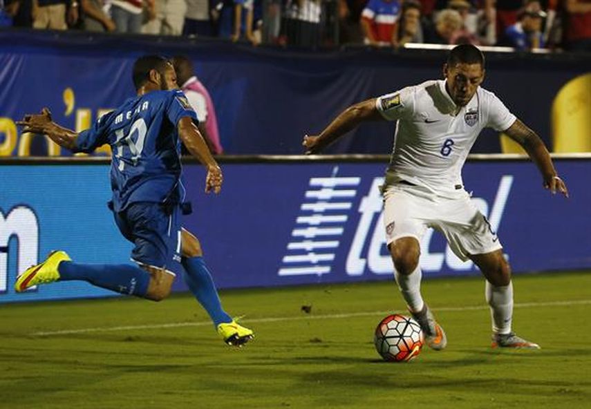 Clint Dempsey (derecha) de Estados Unidos, trata de evadir al hondureño Alfredo Mejía. (EFE)