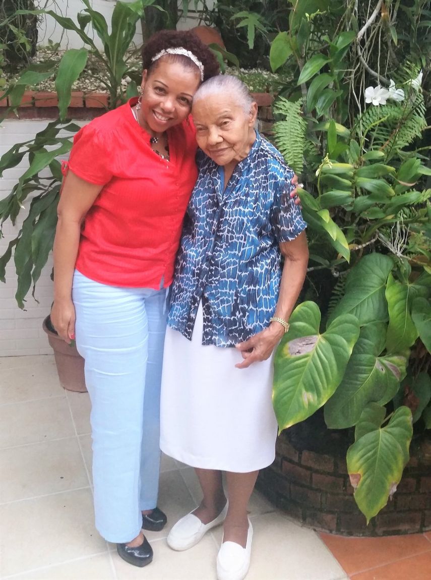 La periodista dominicana Rose Mary Santana junto a su madre&nbsp;Zoila Celeste Santana.&nbsp;