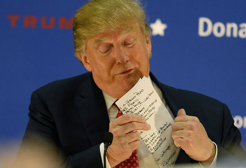 La Constitución de Estados Unidos estipula que para ser elegible para la Presidencia se debe ser un ciudadano por nacimiento, una cláusula que se interpreta que incluye a todos los ciudadanos estadounidenses, independientemente de donde nacieron. (EF