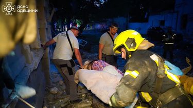 En esta fotografía, tomada y difundida por el Servicio de Emergencias de Ucrania el 10 de junio de 2025, un rescatista ucraniano y trabajadores de una funeraria cargan el cuerpo de una persona fallecida tras un ataque con drones en Odesa, en medio de la invasión rusa de Ucrania.&nbsp;
