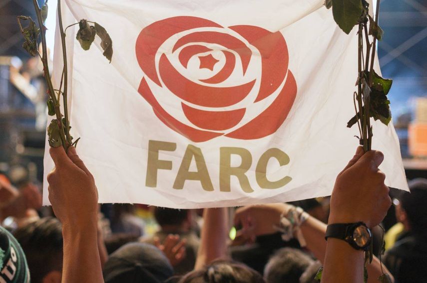 Una pancarta con el logotipo del partido FARC