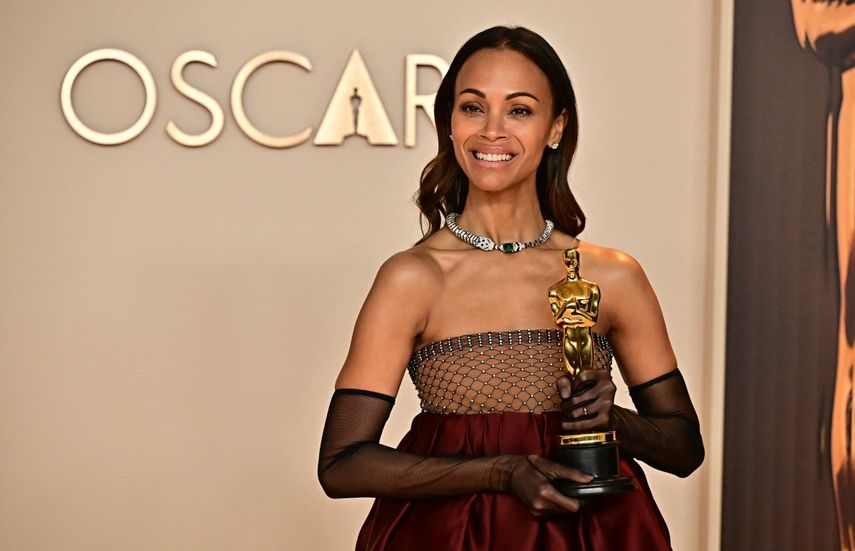 La actriz estadounidense Zoe Saldana posa en la sala de prensa con el Oscar a Mejor Actriz de Reparto por Emilia Pérez durante la 97a edición anual de los Premios Oscar en el Dolby Theatre en Hollywood, California, el 2 de marzo de 2025.