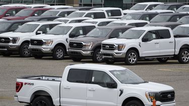 Camionetas de la compañía Ford en un estacionamiento para su distribución.