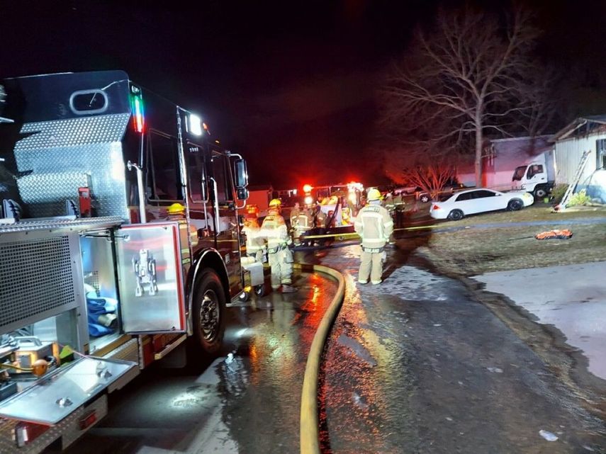 Momentos en que bomberos tratan de sofocar el incendio en el que murieron tres menores de edad y una mujer este sábado en Snellville.