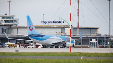 Esta fotografía tomada el 18 de octubre de 2023 muestra un avión Tui con el número de cola OO-JAR, estacionado en la pista del aeropuerto de Ostende después de que fuera desviado de su destino original, el aeropuerto de Lille-Lesquin, tras una amenaza de bomba, en Francia.