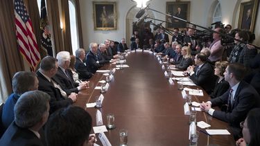 El presidente Donald Trump se reúne en la Casa Blanca con unos 25 congresistas y senadores de ambos partidos el martes 9 de enero de 2018, en Washington.