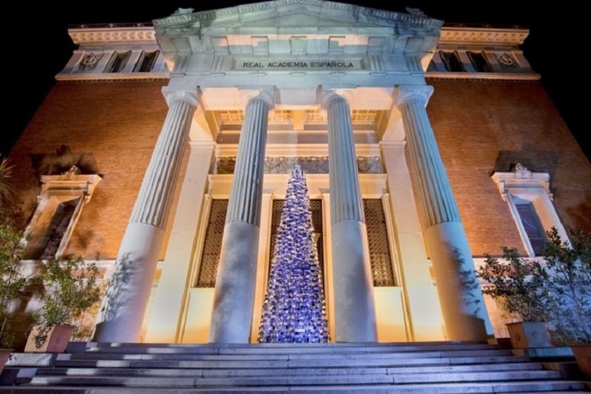 El original árbol de Navidad de la Real Academia Española. (CORTESÍA). 