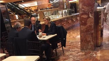 Dos de las personas que estaban sentadas con ella fueron identificadas como George Lombardi, cofundador de la organización Ciudadanos a favor de Trump, y Louis Aliot, eurodiputado del Frente Nacional.