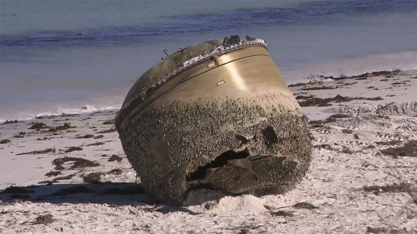 En esta imagen tomada de un video, vista de un objeto cilíndrico en una playa en Green Head, Australia, el 17 de julio de 2023.&nbsp;