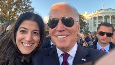 Nathalie Rayes junto al presidente Joe Biden.