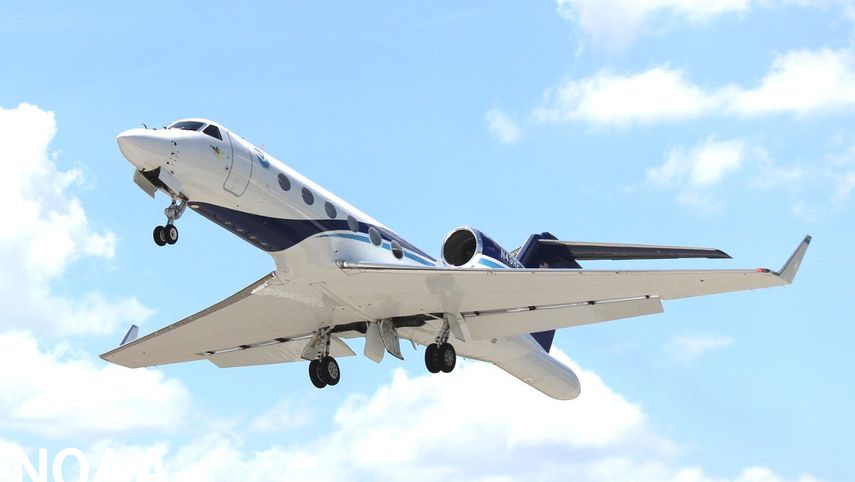 Moderno avión caza huracanes, tipo Gulfstream 550.