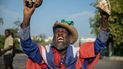 Un manifestante que sostiene una calavera y una concha de mar exige a gritos la renuncia del primer ministro haitiano Ariel Henry, el lunes 17 de octubre de 2022, en Puerto Príncipe, Haití.