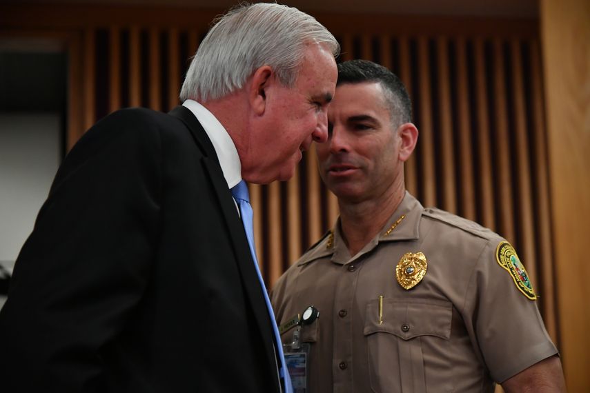 El alcalde Carlos Giménez y el director de la Policía condal, Juan Pérez, conversan durante la reunión.