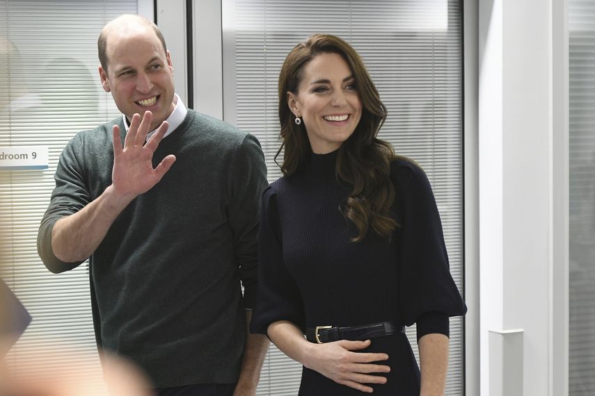 Parte de la familia real británica -el príncipe William, y su esposa Kate, princesa de Gales- se reúne con el personal del nuevo Hospital Universitario Royal de Liverpool, en Inglaterra, el jueves 12 de enero de 2023.