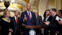 El líder de la mayoría del Senado John Thune habla a los medios de prensa en el Capitolio.