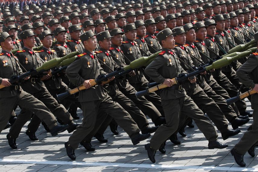 Soldados norcoreanos marchan en un multitudinario desfile militar en la Plaza Kim Il Sung, en Pyongyang, para celebrar el centenario del natalicio del fundador de Corea del Norte, Kim Il Sung, el 15 de abril de 2012