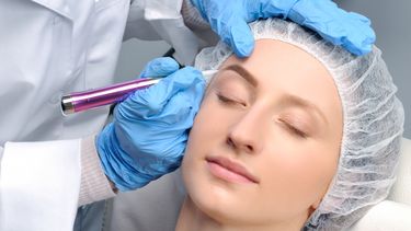 La micropigmentación se encarga de implantar pigmentos a nivel epidérmico o superficial, para dar color y forma a cejas y labios.