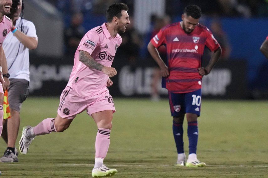 Lionel Messi del Inter Miami celebra tras la victoria frente a Jesús Ferreira en una tanda de penales ante FC Dallas en la Leagues Cup, el domingo 6 de agosto de 2023, en Frisco, Texas.&nbsp;
