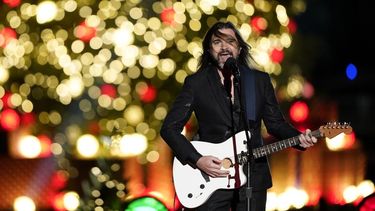 Juanes canta en la ceremonia de encendido del Árbol de Navidad Nacional en Washington el 2 de diciembre de 2021 en el Ellipse, cerca de la Casa Blanca. PeaceTechLab (PTL) anunció el lunes que el rockero y activista colombiano será recibido con el Premio Internacional de la Paz el 27 de febrero de 2022 en Washington.&nbsp;