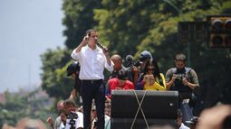 El líder de la oposición, Juan Guaidó, habla a sus partidarios en Caracas, Venezuela, el miércoles 1 de mayo de 2019.  