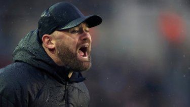 ARCHIVO - Foto del 4 de noviembre del 2023, el técnico del Birmingham Wayne Rooney da instrucciones en un encuentro. El martes 2 de enero del 2024, Birmingham despide a Roooney después de 15 partidos al frente del equipo.&nbsp;