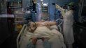 Un paciente de COVID-19 recibe tratamiento en la UCI del Hospital del Mar, en Barcelona, el martes 19 de enero de 2021 Un paciente de COVID-19 recibe tratamiento en la UCI del Hospital del Mar, en Barcelona, el martes 19 de enero de 2021