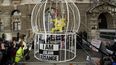 La dise&ntilde;adora de modas Vivienne Westwood protesta en una enorme jaula de p&aacute;jaro contra la extradici&oacute;n del fundador de WikiLeaks Julian Assange a Estados Unidos fuera de la Corte Penal de Londres, el martes 21 de julio de 2020.&nbsp;
