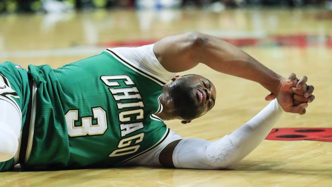 Wade se lastimó el miércoles durante el cuarto cuarto del partido entre Chicago y Memphis.