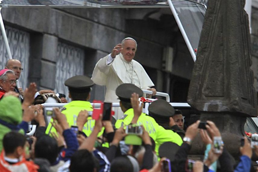 No te olvides de dónde vienes, no olvides tus raíces, dijo el papa Francisco a sus feligreses. (EFE)