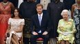 El príncipe Harry, su esposa Meghan Markle (izquierda) y su abuela, la reina Isabel II, fotografiados durante una ceremonia en el Palacio de Buckingham el 26 de junio del 2018.  