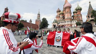 Hinchas de Perú apoyan a su selección en Moscú.&nbsp;