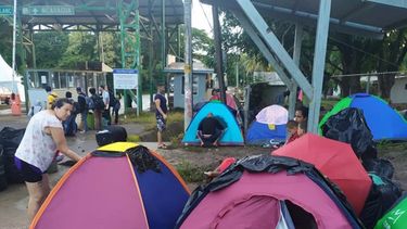 Migrantes cubanos acampan al norte de costa Rica,&nbsp;en la frontera con Nicaragua, en agosto de 2020, esperando poder seguir rumbo a EEUU.