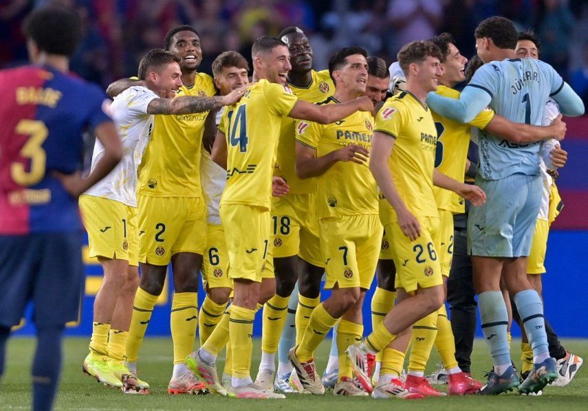 Jugadores del Villarreal celebran luego de superar al Barcelona en un partido, el 18 de mayo de 2025.