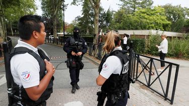 Miembros de la policía establecen un perímetro de seguridad cerca de la zona en la que se produjo un ataque con cuchillo en Trappes, cerca de París, Francia, hoy, 22 de agosto de 2018.&nbsp; 
