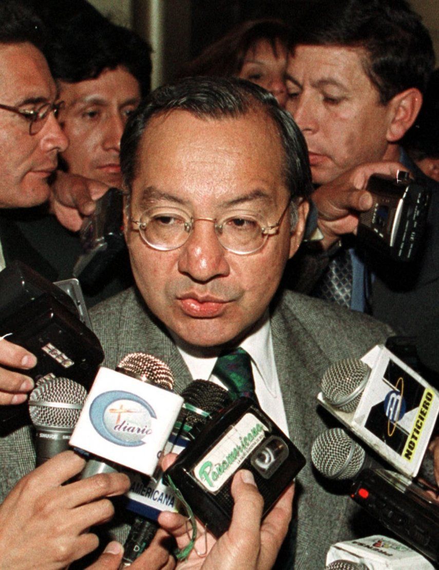 El entonces embajador de Estados Unidos en Bolivia, Manuel Rocha, habla con miembros de la prensa en La Paz el 11 de julio de 2001.   