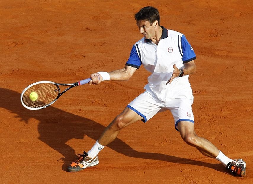 El tenista español Tommy Robredo devuelve una bola al belga David Goffin, durante el partido de la primera ronda del Masters 1000 de Montecarlo. (EFE)