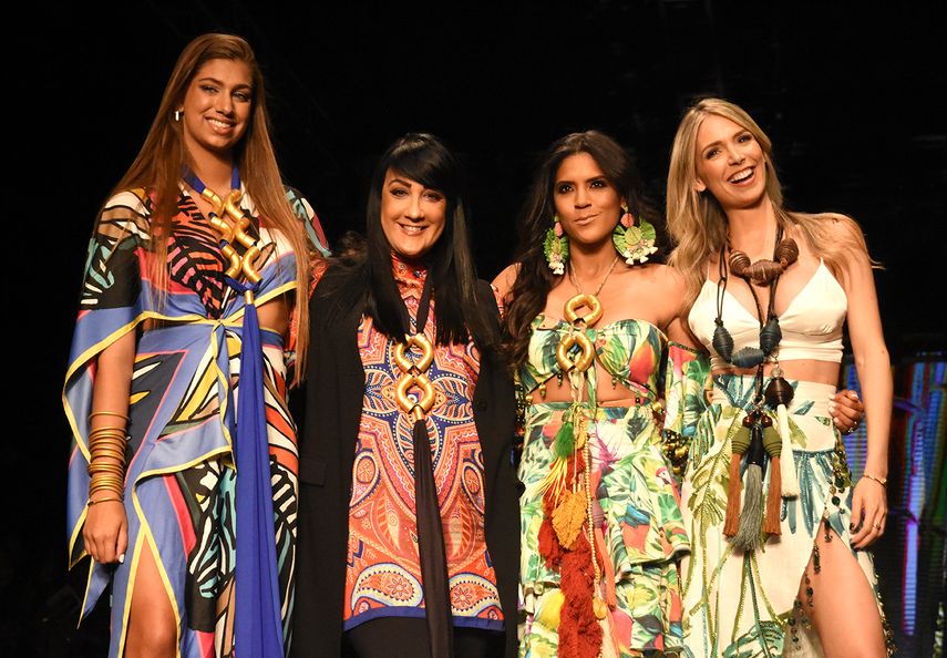 La diseñadora Giannina Azar (segunda de izq. a der.) despide su desfile en la pasarela de Miami Fashion Week.