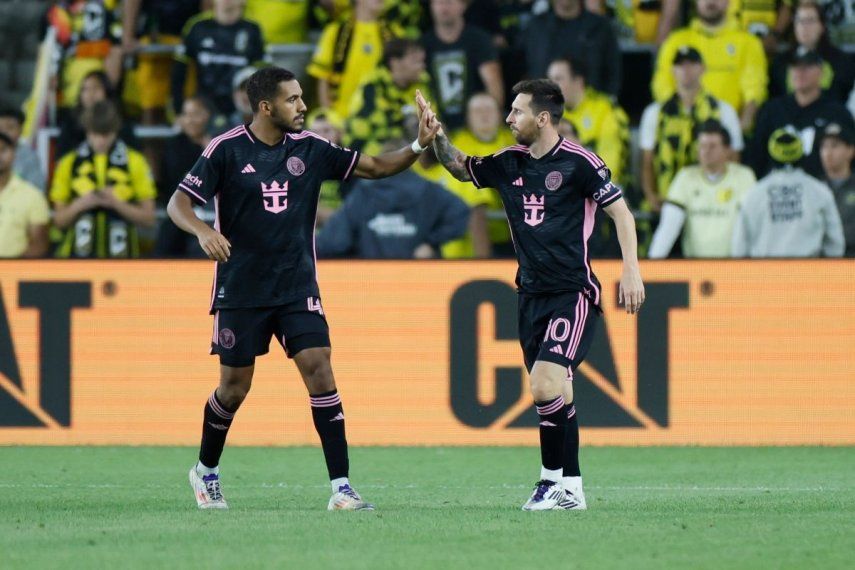 Yannick Bright (izquierda) y Lionel Messi celebran un gol del Inter Miami ante Columbus, el miércoles 2 de octubre de 2024, en un encuentro de la MLS.