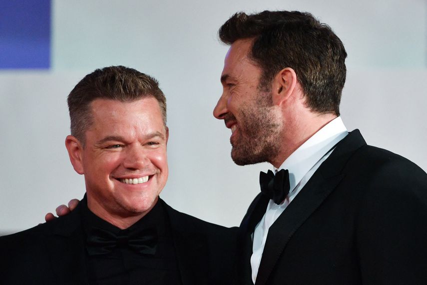 El actor estadounidense Matt Damon (izq.) Y el actor estadounidense Ben Affleck llegan para la proyección de la película El último duelo presentada fuera de competencia el 10 de septiembre de 2021 durante el 78º Festival de Cine de Venecia en el Lido de Venecia.