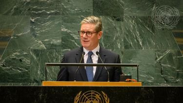 El gobierno de Keir Starmer plantea que, para obtener un permiso de residencia permanente, las personas que hayan llegado de forma regular a Reino Unido deberán contar con empleo, no tener antecedentes penales, cotizar a la seguridad social, mostrar un nivel alto de inglés, y no recibir ayudas sociales